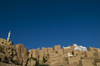 Wadi Hadramaut, Hadhramaut Governorate, Yemen: traditional village on cliff top - high-rise architecture - loam houses - photo by J.Pemberton