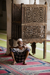 Zabid, Al Hudaydah governorate, Yemen: man with prayer beads at the Great Mosque - the town has more than 100 old mosques - UNESCO World Heritage Site - photo by J.Pemberton