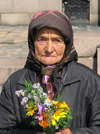 Bulgaria - Sofia: old lady selling flowers (photo by J.Kaman)