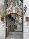 Montenegro - Crna Gora - Kotor: arch in the old town - stairs to the fortress - photo by J.Kaman
