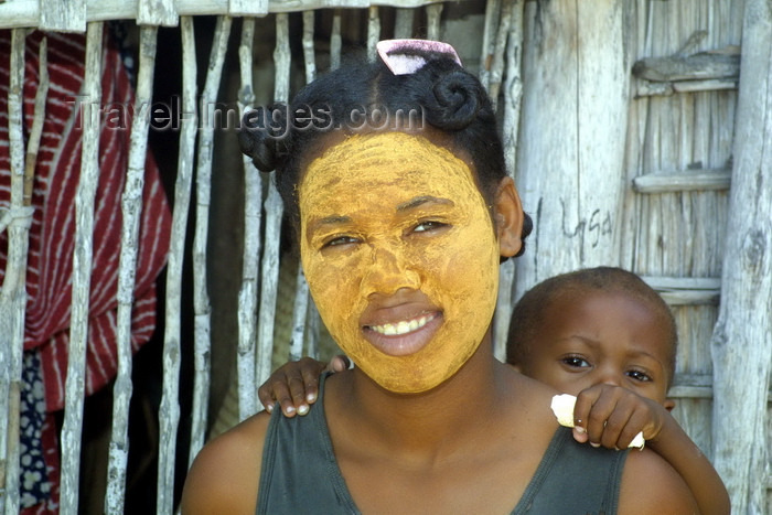 madagascar5: Morondava, Region of Menabe, province of Toliara, western Madagascar: Vezo woman and child - Sakalava Woman with Masonjoany cosmetic mask - photo by R.Eime - (c) Travel-Images.com - Stock Photography agency - Image Bank