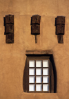 Santa F, New Mexico, USA: wooden beams and window - architectural detail - Museum of Fine Arts - Pueblo architecture - photo by C.Lovell